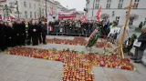 Jaroslaw Kaczyński při pietě za oběti letecké tragédie ve Smolensku