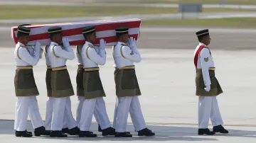 Ostatky malajsijských obětí z letu MH17 dorazily do Kuala Lumpuru