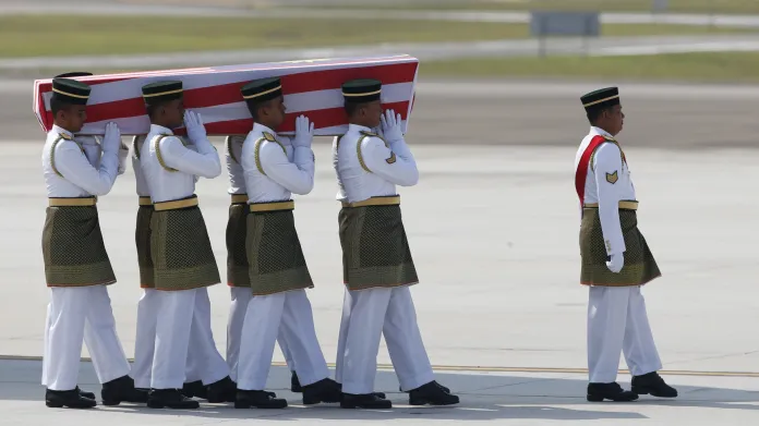 Ostatky malajsijských obětí z letu MH17 dorazily do Kuala Lumpuru