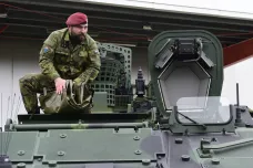 Česká armáda je o čtyři pandury bohatší. Vojáci převzali první část dvoumiliardové zakázky