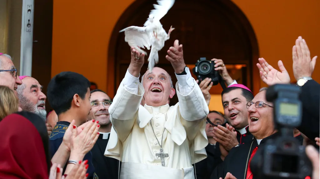 František vypustil v Tbilisi holubici