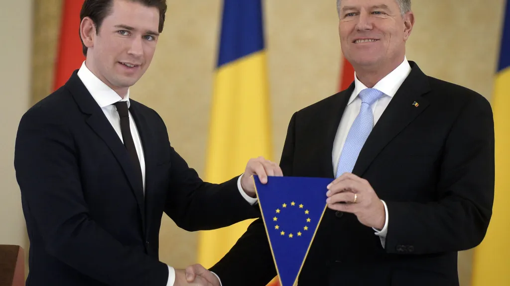 Rumunský prezident Iohannis (vpravo) přebírá předsednictví od rakouského kancléře Kurze