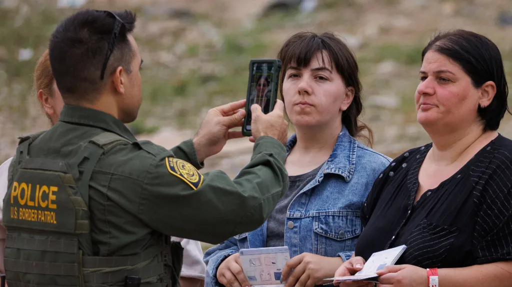 Američtí pohraničníci fotografují dvě migrantky z Gruzie
