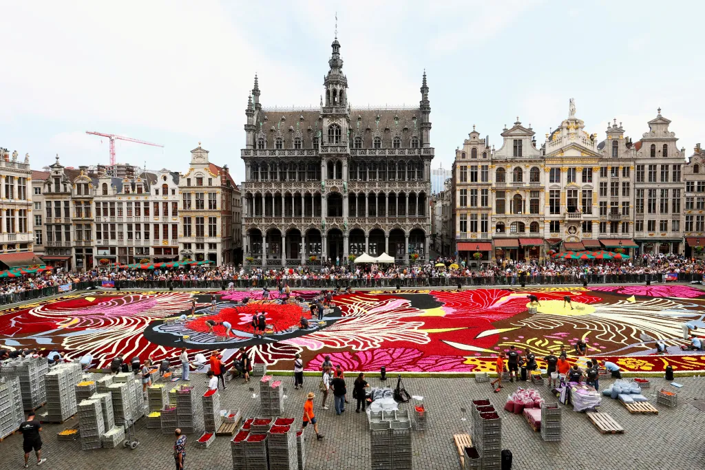 Květinový koberec se secesním motivem na náměstí v Bruselu