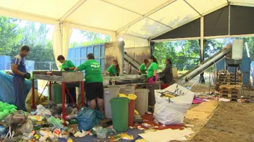S návštěvníky mizí z hradeckého festivalparku také tuny odpadků