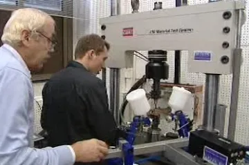 Vědci z Plzně obrátili naruby strukturu kovu