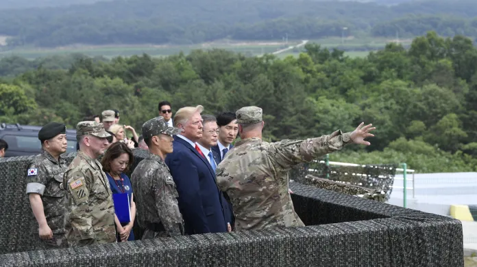 Donald Trump na pozorovatelně v demilitarizované zóně mezi Korejemi.