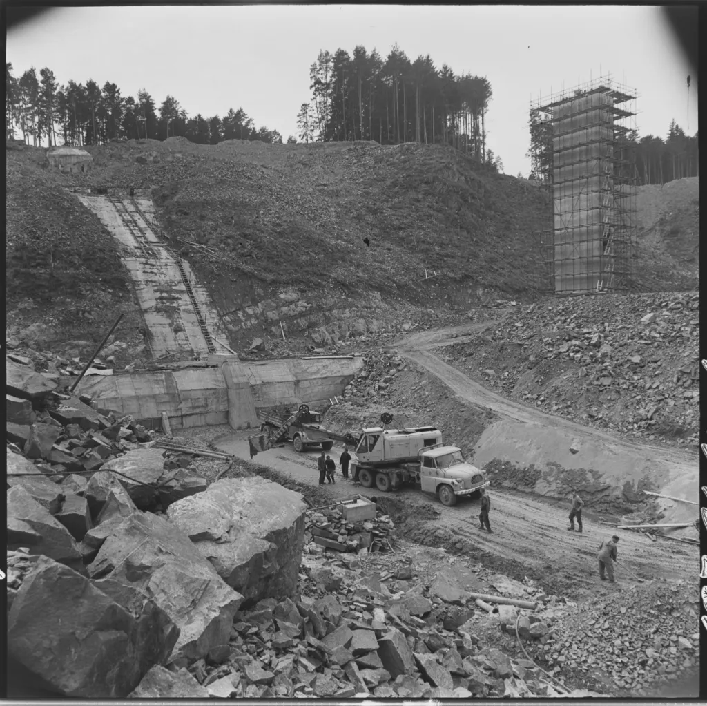 Na stavbě vodní nádrže na Malé Hané u Opatovic na Vyškovsku dokončili dělníci v roce 1972 práce na hlavních objektech celé přehrady, především na odběrné věži vody z vlastní nádrže, vlastní sypané hrázi, skluzu a vývaru vody