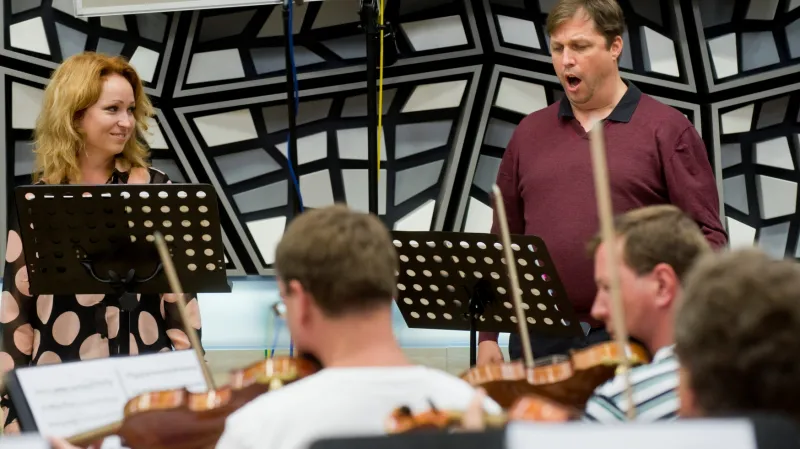 Zkouška Dvořákovy opery Alfred: sopranistka Petra Froese a tenorista Ferdinand von Bothmer