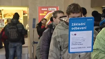Studenti čekající na vlak