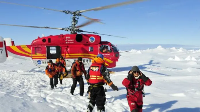 Události o evakuaci lidí z lodi uvízlé v Antarktidě