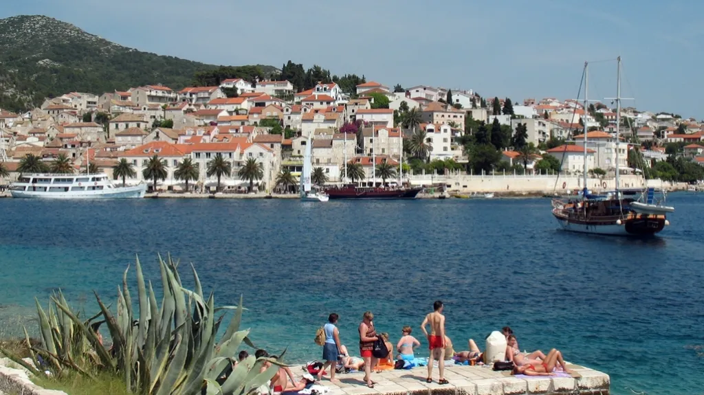 Pobřeží ostrova Hvar