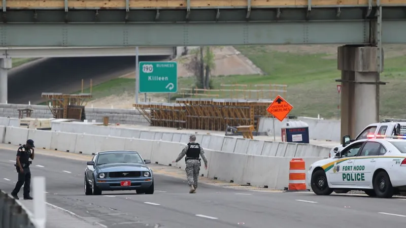 Střelba na vojenské základně Fort Hood v Texasu