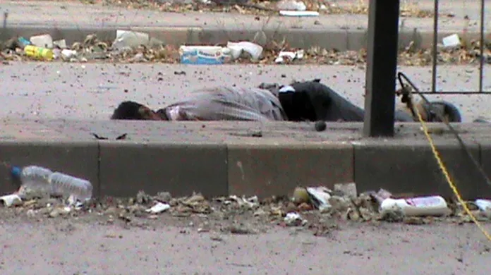 Mrtvé tělo na ulici v Sýrii