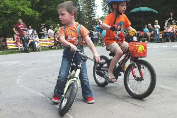 S tatínkem na dětském dopravním hřišti