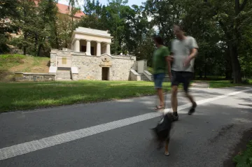 Roky se tam scházeli opilci a narkomani. Jihoslovanské mauzoleum v Olomouci prošlo kompletní opravou