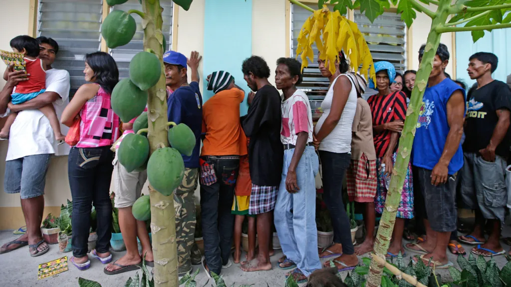 Fronta před volební místností v provincii Zambales