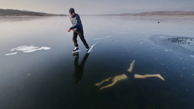Vítěz Czech Press Photo 2019 v kategorii „Sport“. Jan Kepič za fotku „Bruslař a freediver“. Průzračný led jezera Milada vseverních Čechách umožňuje nevšední setkání sportovců. Nad hladinou sepohybuje na bruslích Petr Kapoun (54) a pod hladinou se potápí na nádech David Vencl (36).