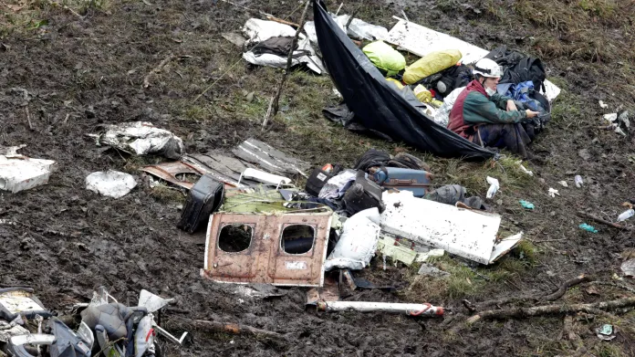 Záchranář na místě nehody letadla s brazilskými fotbalisty