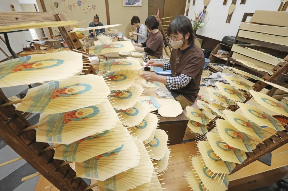 Výroba tradičního japonského vějíře učiwa