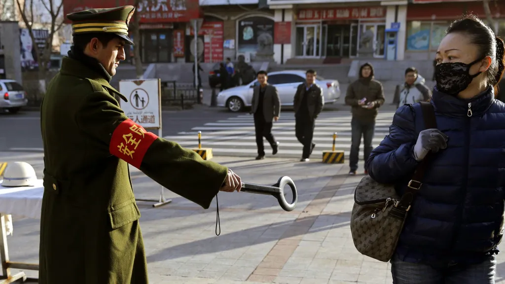 Kontroly na ulicích v provincii Sin-ťiang