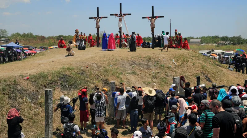 Někteří filipínští věřící se nechali ukřižovat