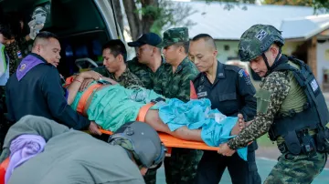 Převoz zraněného vojáka do nemocnice po střetu mezi thajskými a kambodžskými jednotkami