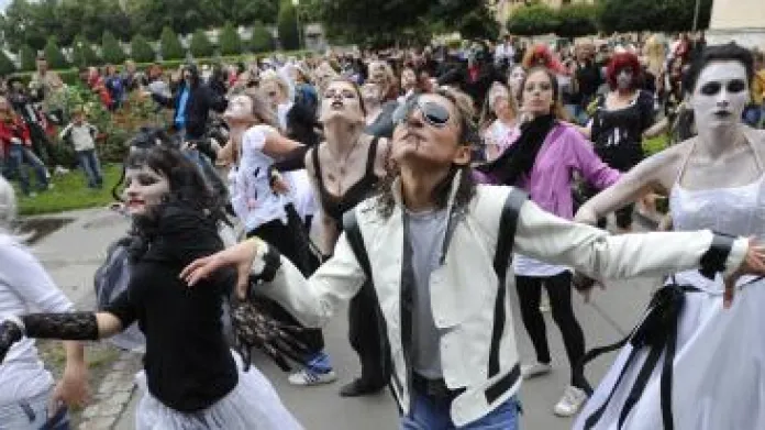 Muž v kostýmu amerického zpěváka Michaela Jacksona tančí po zahájení vzpomínkové akce Forever&Thriller Walkin´ Prague 2010, při které si fanoušci Michaela Jacksona připomněli zpěvákovy nedožité 52. narozeniny tancem na choreografii slavného videoklipu k písni Thriller.