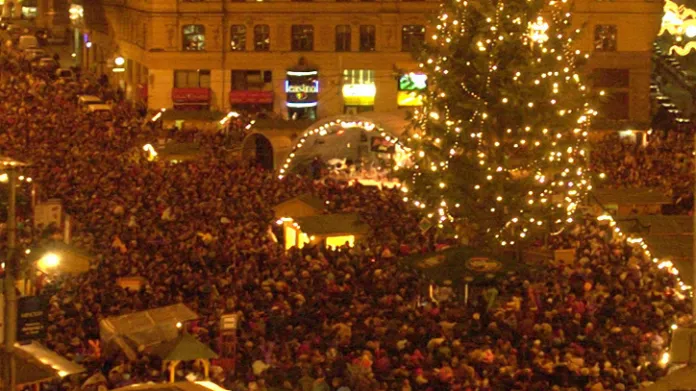 Vánoční strom na náměstí Svobody v roce 2002