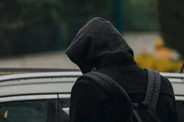 Skupina mladíků chodila „lovit“ pedofily, čeká je soud, píše iRozhlas