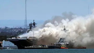 Požár na americké vojenské lodi U.S.S. Bonhomme Richard