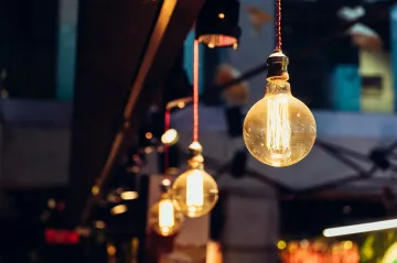 Přibývá stížností na energošmejdy. „Loví“ i v restauracích, varuje úřad