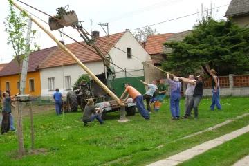 V obci Kololeč po 50 letech obnovili tradici stavění máje