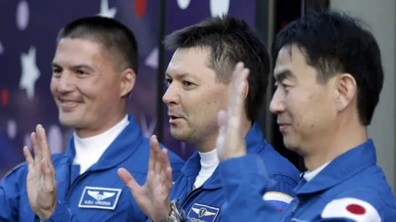 Posádka ve složení Kjell Lindgren, Oleg Kononěnko a Kimija Jui