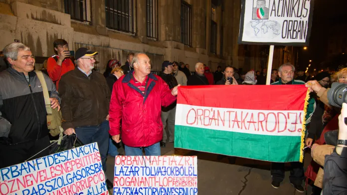 Maďaři protestují proti zdanění internetu