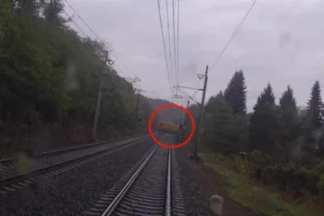 Riziko na přejezdech neklesá, dopravci volají po jejich zrušení