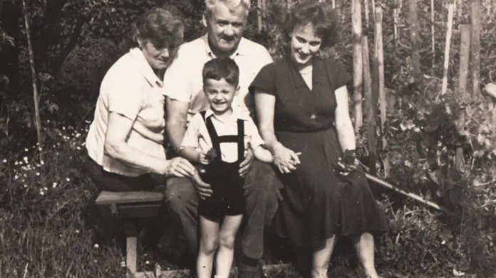 Doris Grozdanovičová se synem na návštěvě u Josefa Urbana