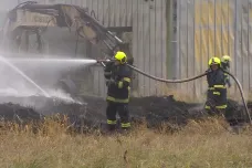 Požár v Borovanech zasáhl asi 1500 tun pneumatik, desítky hasičů jsou stále na místě