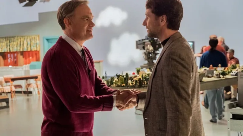 Tom Hanks a Matthew Rhys ve filmu A Beautiful Day in the Neighborhood