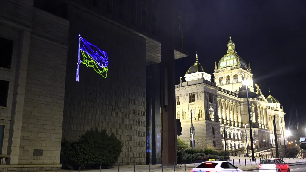 Skupina Kaputin a iniciativa Občanský rozcestník symbolicky vrátili ukrajinskou vlajku na budovu Národního muzea, 23. února 2026