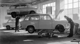 Březen 1969. Hydraulické zvedáky usnadňují opravy vozů Trabant v novém sídle Trabant servisu Drupol v Praze-Satalicích.