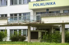 Lávka k poliklinice v České Lípě je v havarijním stavu. Nemocnice ji uzavřela, půjde k zemi