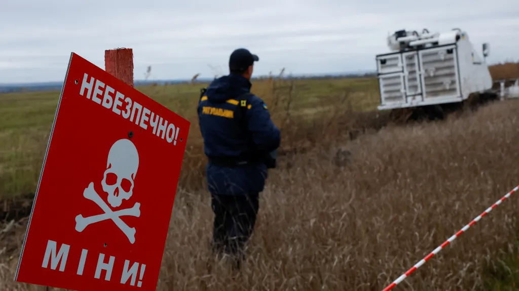 Odminovávací stroj projíždí polem v Charkovské oblasti
