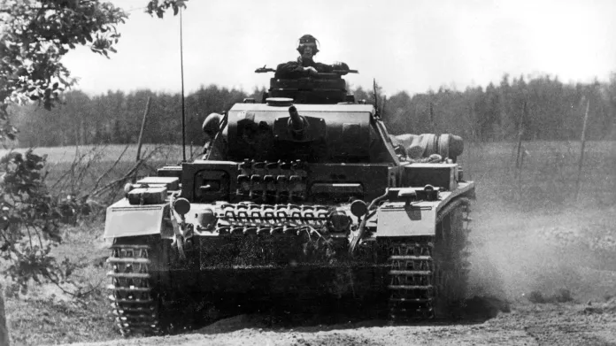 Německý tank Panzer III nedaleko Bialystoku v červnu 1941