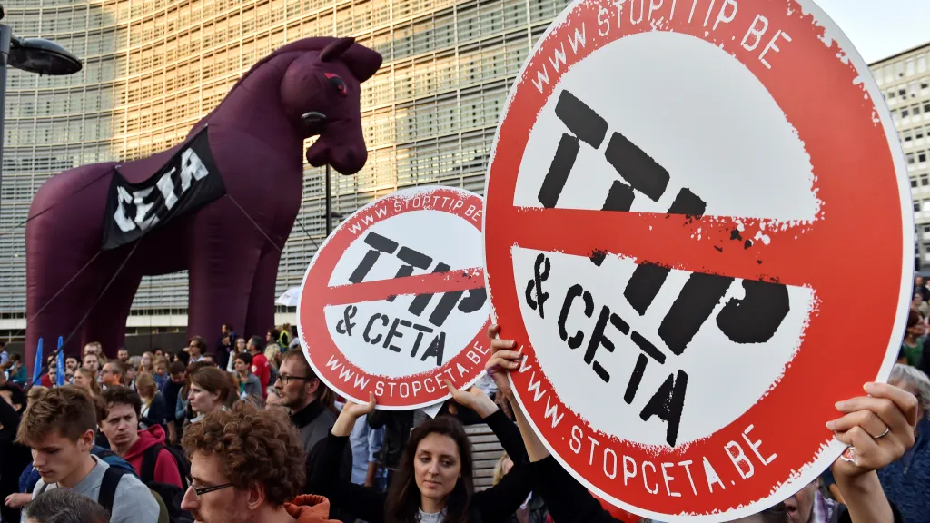 Protesty lidí proti TTIP a CETA v Bruselu