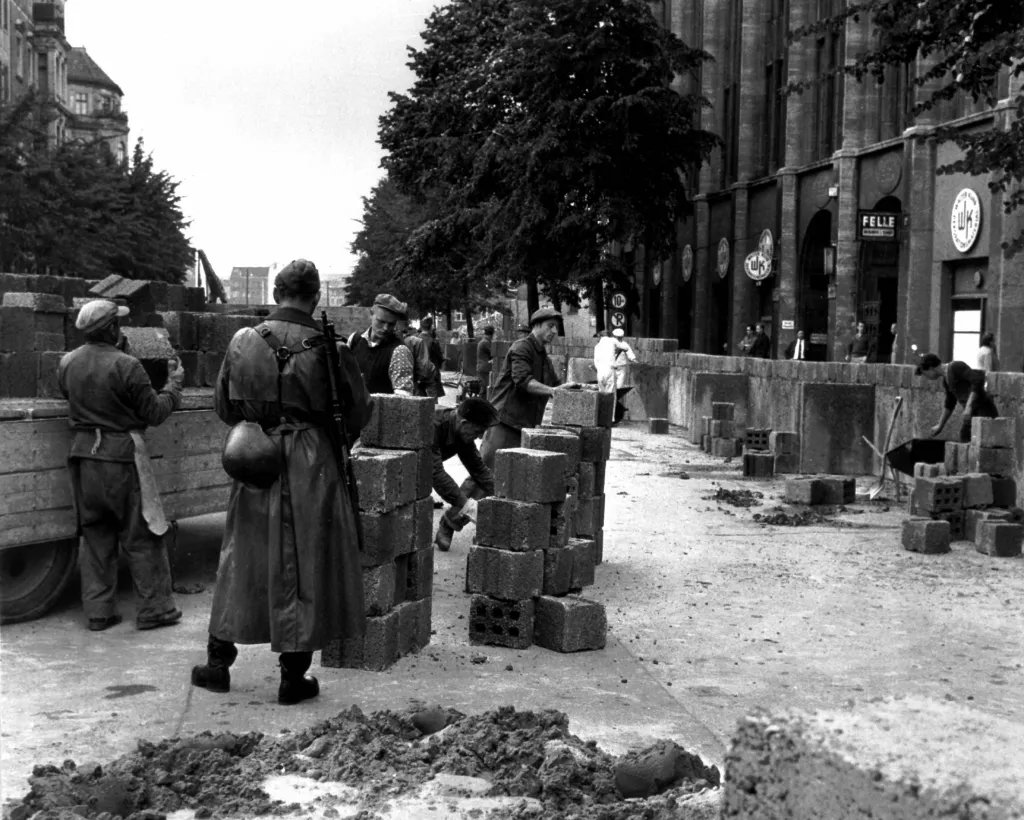 13. srpna 1961 se začala v Berlíně stavit zeď, která se stala symbolem bipolárního světa
