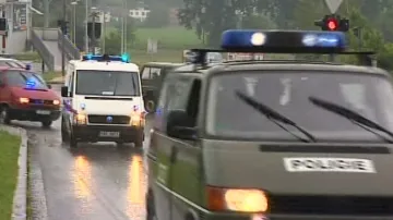 Příjezd eskorty s údajnou hlavou vyděračského gangu Miroslavem Maslákem