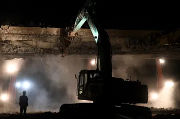 Demolice mostu u Řitky skončila s hodinovým zpožděním. Dálnice D4 už je průjezdná