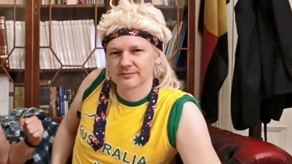 Julian Assange ve svém předvolebním klipu