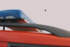 Dron, který shazuje senzory, by mohl pomoci hasičům. Předběhl ale zákony